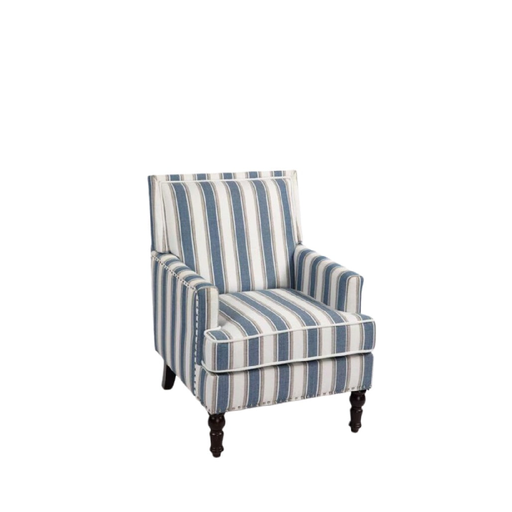 Fauteuil en tissu rayé bleu et blanc avec pieds en bois sombre.