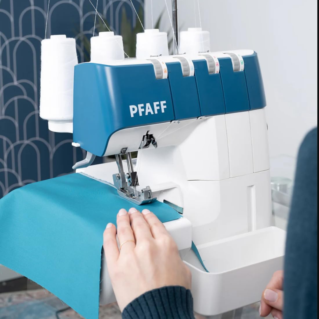 PFAFF Machine à coudre Admire 1000 Multicolore Aluminium 4 fils 16 points différents Facile à utiliser