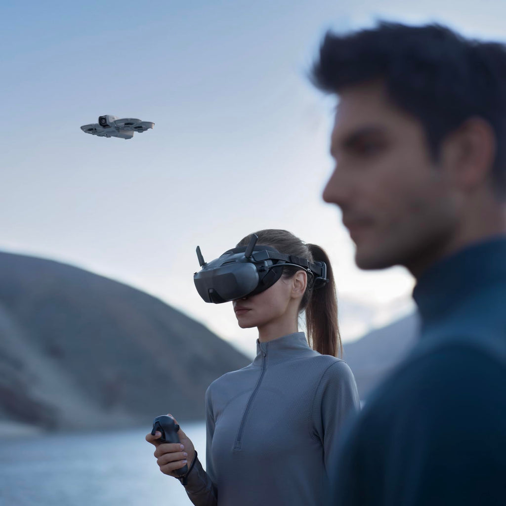 Bundle Motion Fly More DJI Neo, Mini Drone avec Caméra 4K UHD pour Adultes, Drone Suiveur qui Vole Seul de 135 g, Décollage du Creux de la Main, Suivi de Sujet, avec RC Motion 3 et 3 Batteries