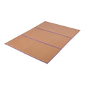 Tapis de yoga en liège naturel avec contours violets, surface antidérapante et pliable pour un transport facile.