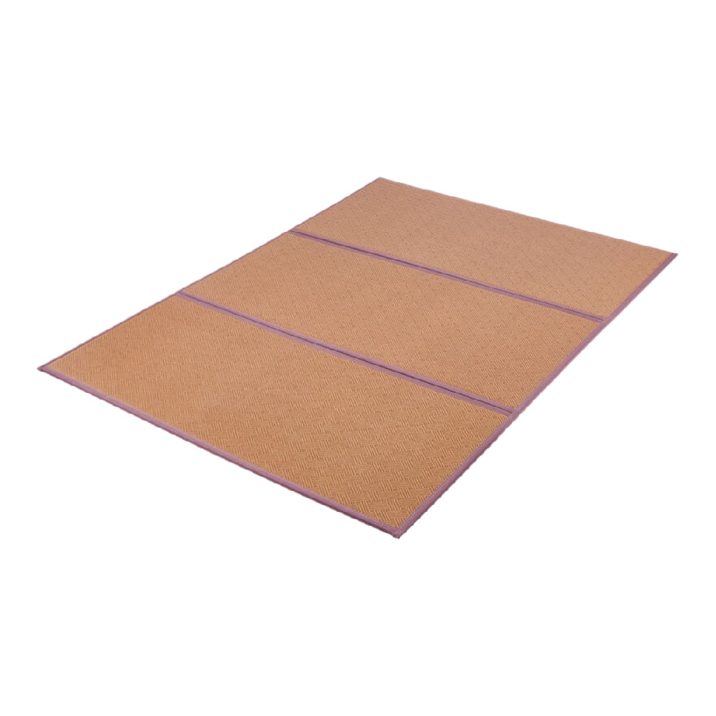 Tapis de yoga en liège naturel avec contours violets, surface antidérapante et pliable pour un transport facile.