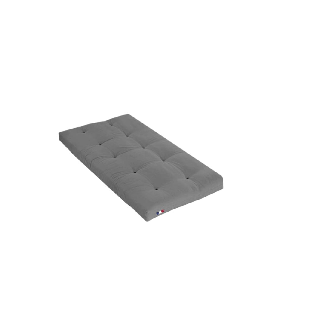 Matelas en mousse gris clair avec design capitonné.