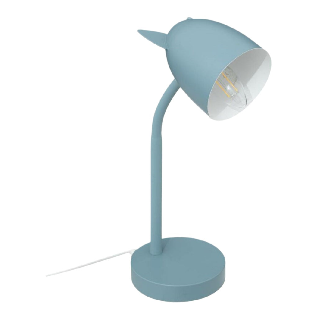 Lampe de bureau bleu doux avec bras flexible et abat-jour en forme de poisson.